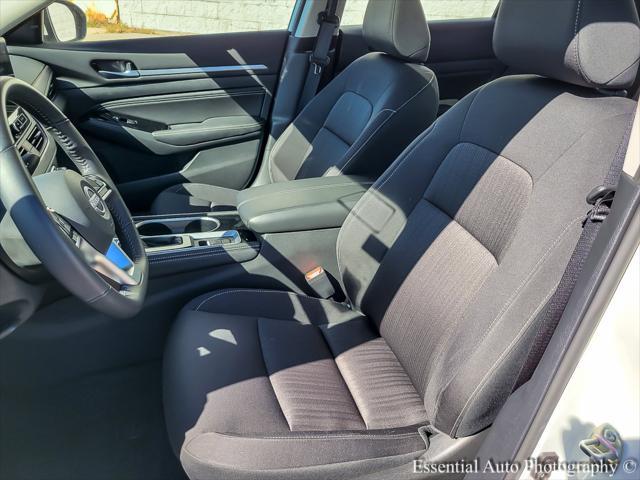 Photo of 2023 Pearl White Tricoat Nissan Altima