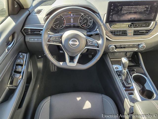 Photo of 2023 Pearl White Tricoat Nissan Altima