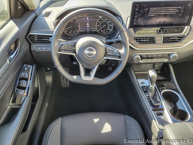 Photo of 2023 Pearl White Tricoat Nissan Altima
