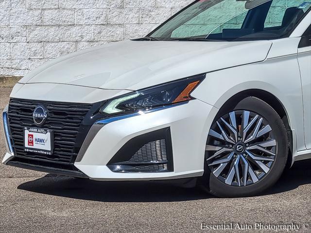 Photo of 2023 Pearl White Tricoat Nissan Altima