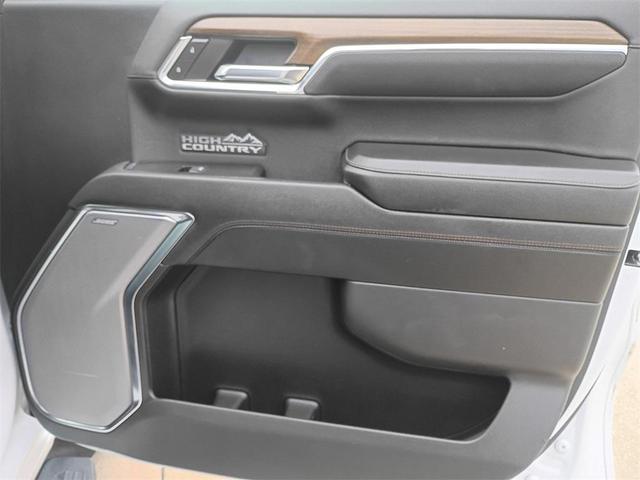 Photo of 2024 Iridescent Pearl Tricoat Chevrolet Silverado 1500