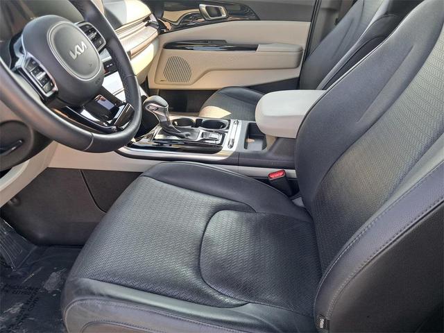 Photo of 2024 Snow White Pearl Kia Carnival