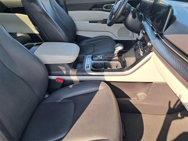 Photo of 2024 Snow White Pearl Kia Carnival