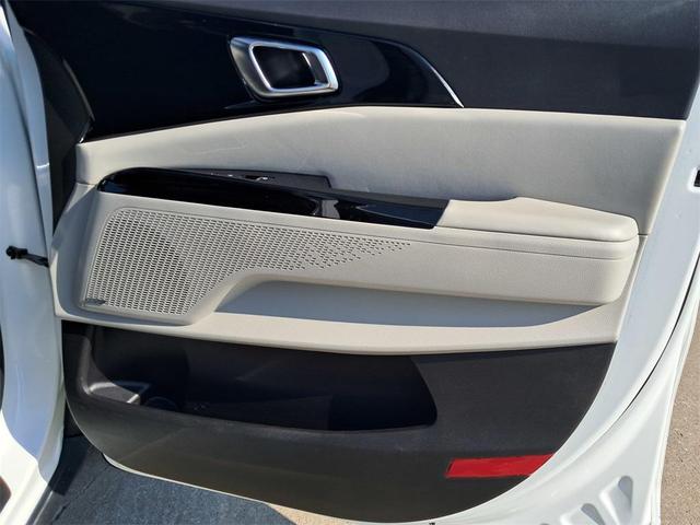 Photo of 2024 Snow White Pearl Kia Carnival