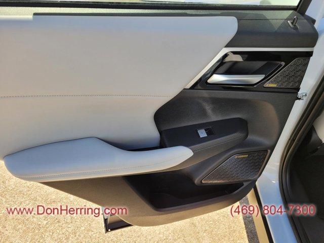 Photo of 2025 White Diamond Mitsubishi Outlander