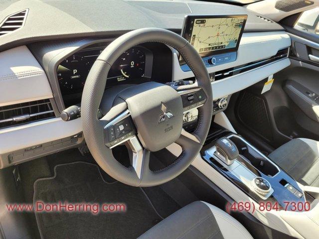 Photo of 2025 White Diamond Mitsubishi Outlander