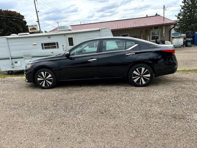 Photo of 2022 Black Nissan Altima