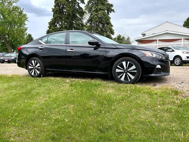 Photo of 2022 Black Nissan Altima
