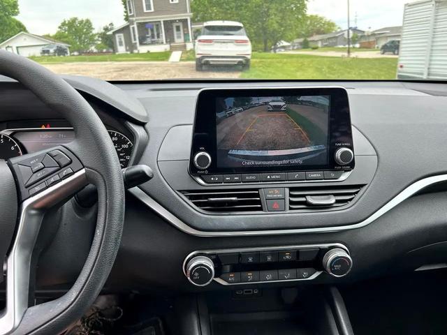 Photo of 2022 Black Nissan Altima