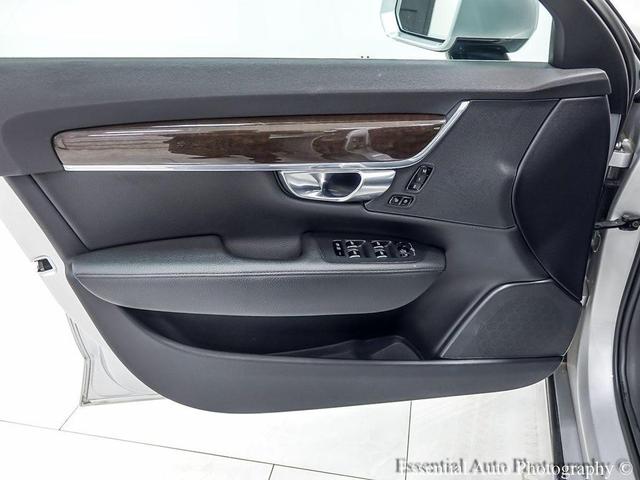 Photo of 2018 Bright Silver Metallic Volvo S90