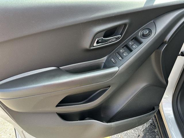 Photo of 2022 Silver Ice Metallic Chevrolet Trax