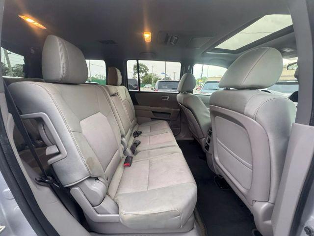 Photo of 2015 Silver Honda Pilot
