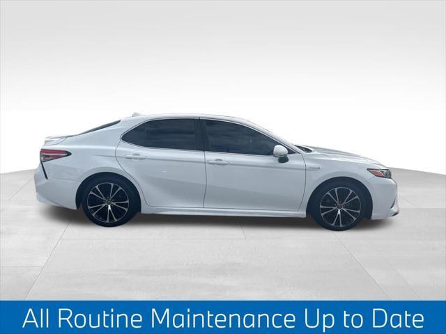 Photo of 2019 Super White Toyota Camry Hybrid