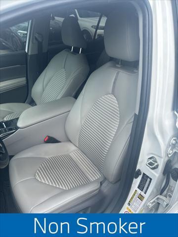Photo of 2019 Super White Toyota Camry Hybrid