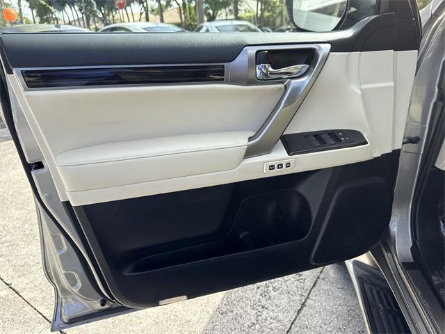 Photo of 2023 Atomic Silver Lexus GX 460