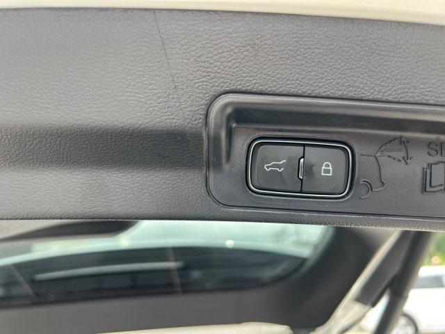 Photo of 2022 Star White Ford Explorer