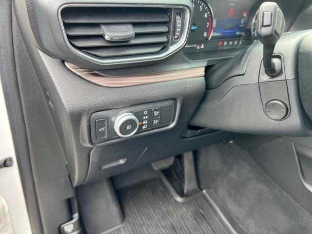 Photo of 2022 Star White Ford Explorer