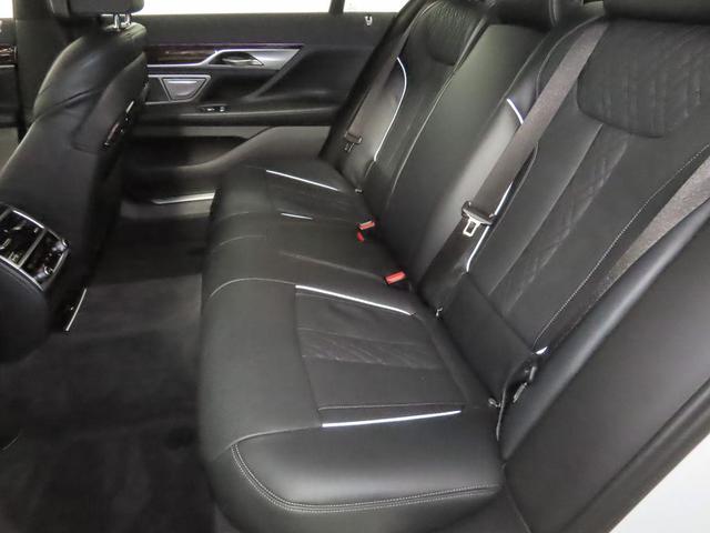 Photo of 2022 Mineral White Metallic BMW 750