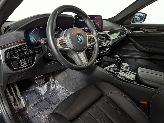Photo of 2022 Carbon Black Metallic BMW 540