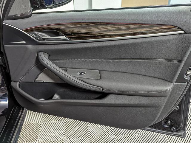 Photo of 2022 Carbon Black Metallic BMW 540
