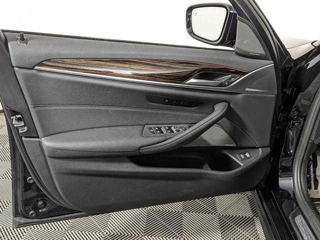 Photo of 2022 Carbon Black Metallic BMW 540