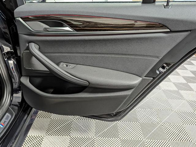 Photo of 2022 Carbon Black Metallic BMW 540
