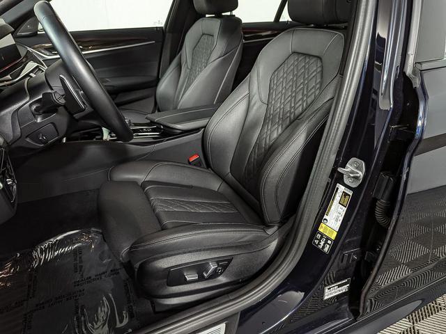 Photo of 2022 Carbon Black Metallic BMW 540