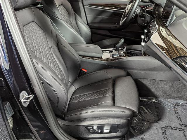 Photo of 2022 Carbon Black Metallic BMW 540