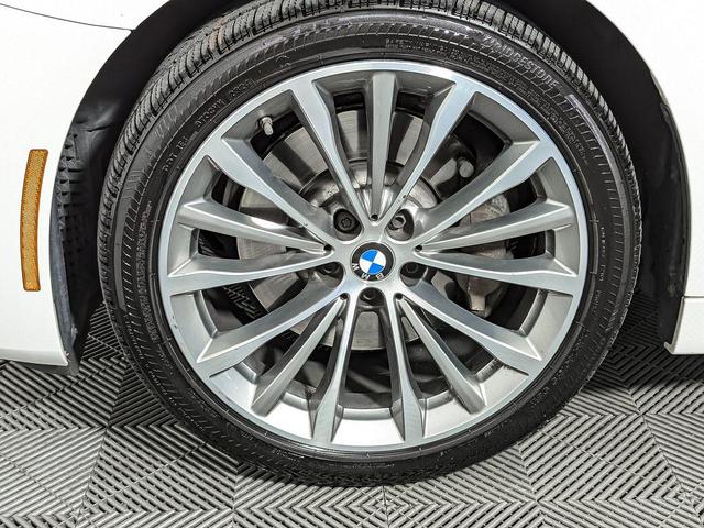 Photo of 2022 Alpine White BMW 530