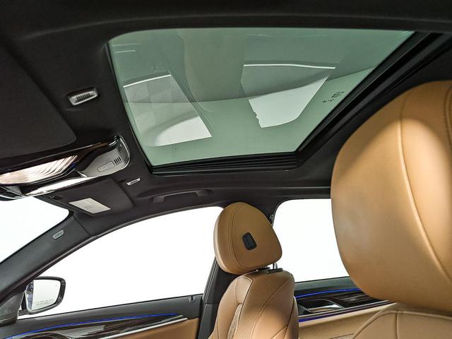 Photo of 2022 Alpine White BMW 530