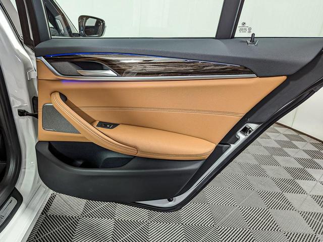 Photo of 2022 Alpine White BMW 530
