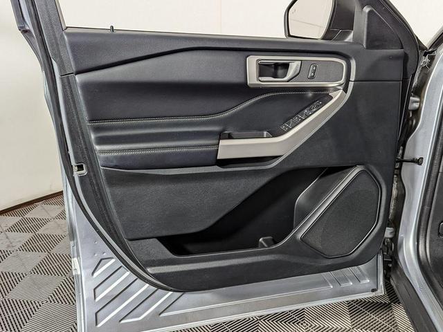 Photo of 2022 ICONIC SILVER METALLIC Ford Explorer