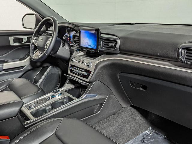 Photo of 2022 ICONIC SILVER METALLIC Ford Explorer