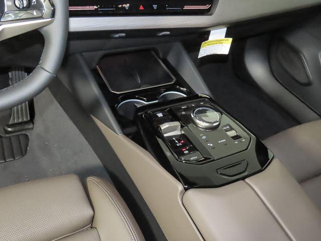Photo of 2026 Tanzanite Blue II Metallic BMW 530