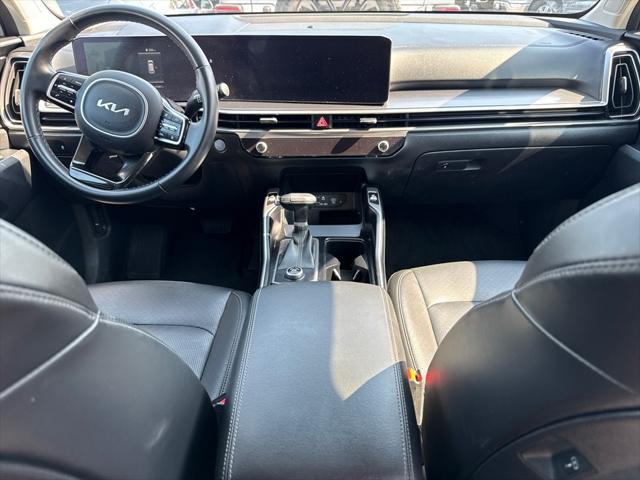 Photo of 2024 Glacial White Pearl Kia Sorento