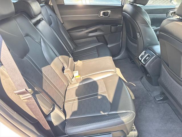 Photo of 2024 Glacial White Pearl Kia Sorento