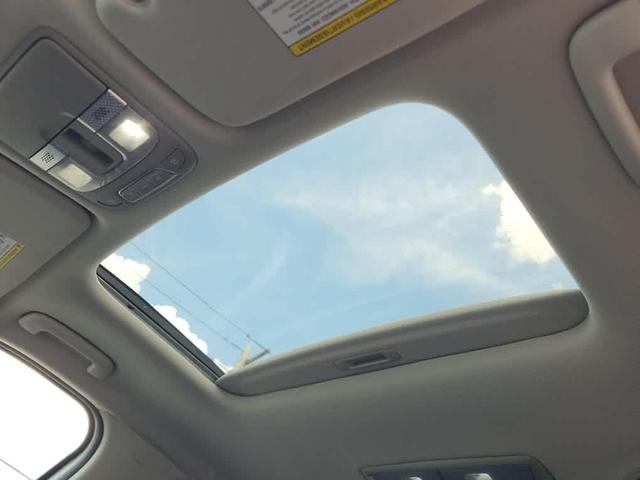 Photo of 2022 Glacial White Pearl Kia Telluride