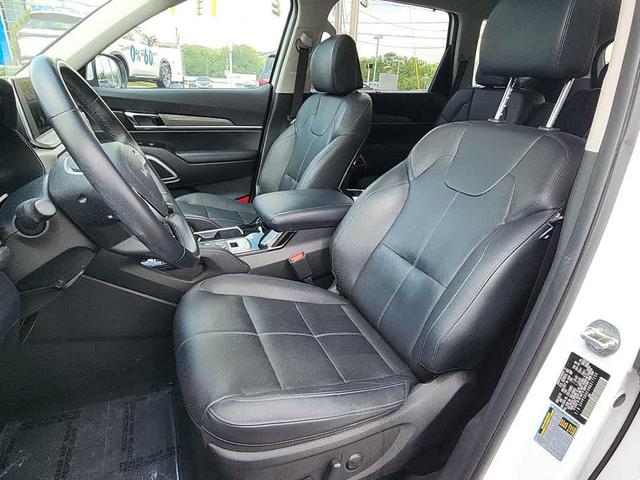 Photo of 2022 Glacial White Pearl Kia Telluride