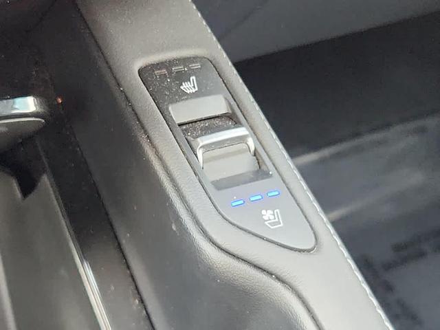 Photo of 2022 Glacial White Pearl Kia Telluride