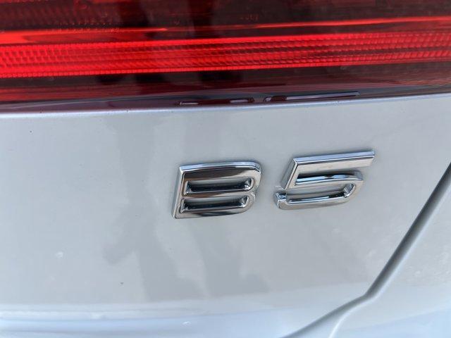 Photo of 2023 Crystal White Metallic Volvo XC60