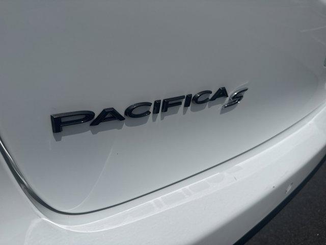 Photo of 2019 Bright White Clearcoat Chrysler Pacifica Hybrid