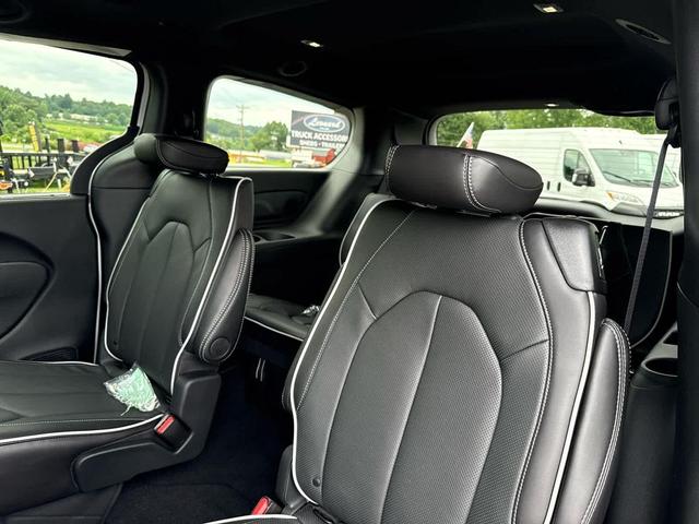 Photo of 2026 Bright White Clearcoat Chrysler Pacifica