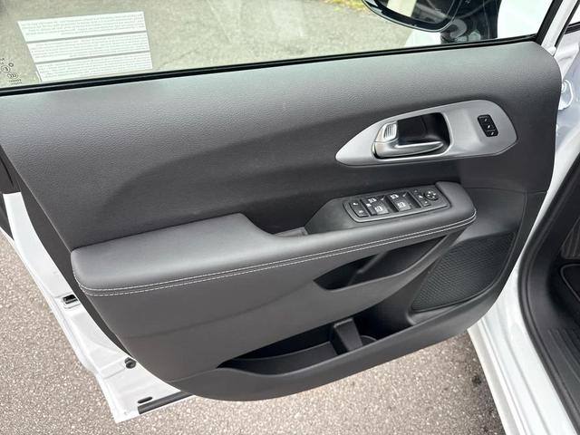 Photo of 2026 Bright White Clearcoat Chrysler Pacifica