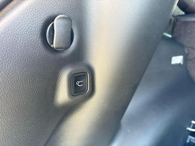 Photo of 2026 red hot pearlcoat Jeep Compass