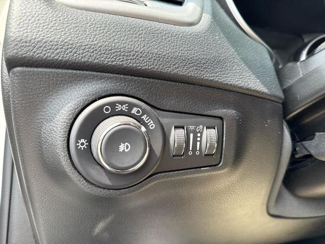 Photo of 2019 White Clearcoat Jeep Compass