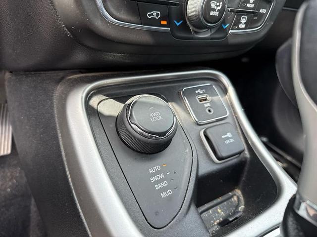 Photo of 2019 White Clearcoat Jeep Compass