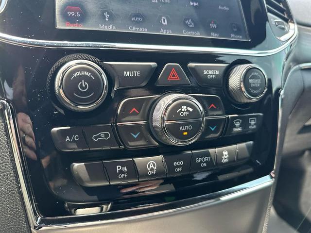 Photo of 2019 Diamond Black Crystal Pearlcoat Jeep Grand Cherokee