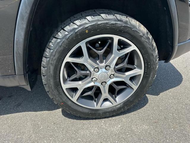 Photo of 2019 Diamond Black Crystal Pearlcoat Jeep Grand Cherokee