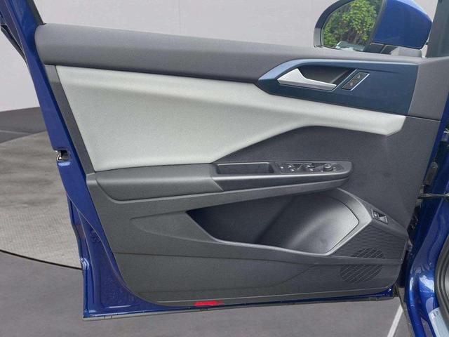 Photo of 2022 Dusk Blue Metallic Volkswagen Taos