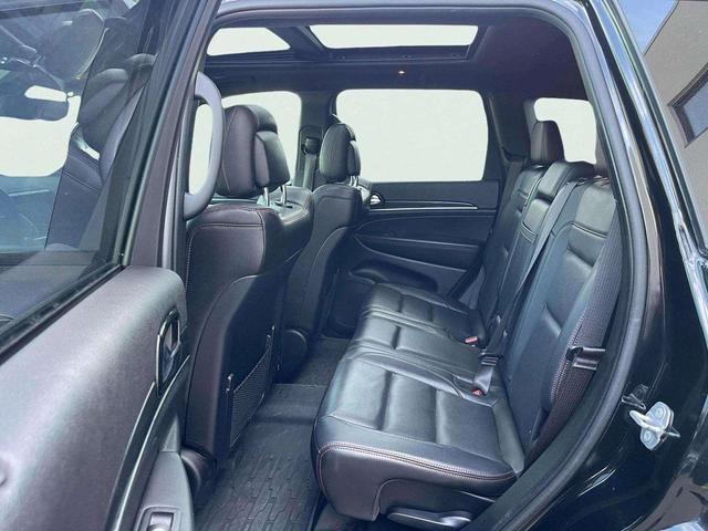 Photo of 2021 Diamond Black Crystal Pearlcoat Jeep Grand Cherokee